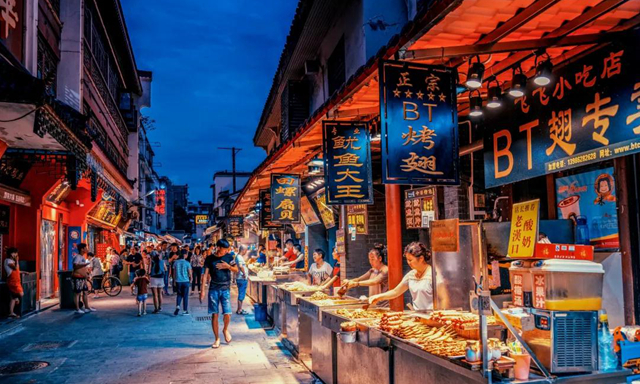 餐饮十字路口:国八条向左,社保入税向右